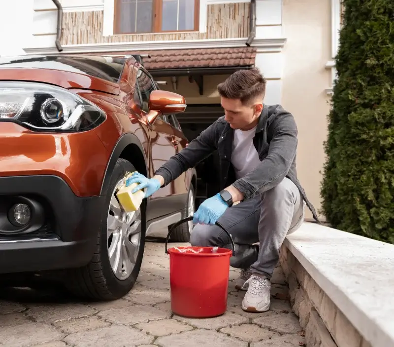 Lavage auto à domicile Villefranche-d'Allier : professionnel intervenant sur un véhicule